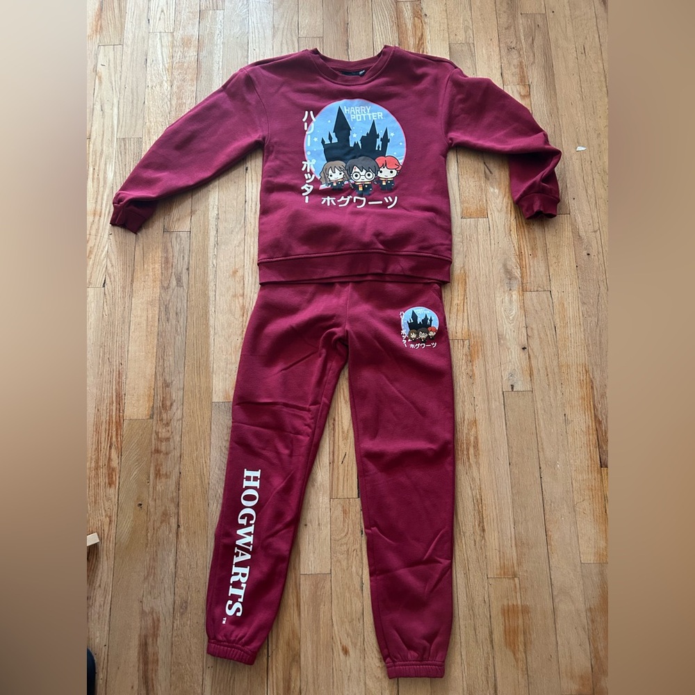 Girls size 10/11 Harry Potter sweat suit
Pet free smoke free home